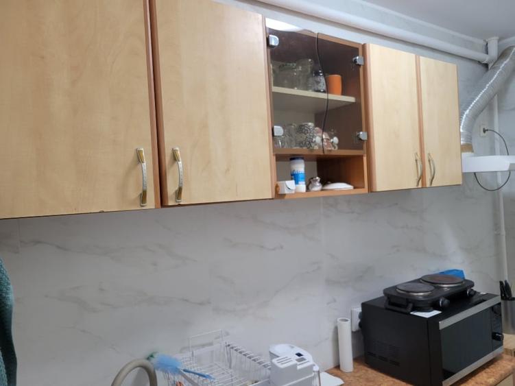 Apartament cu 3 camere semidecomandat, mobilat în P-ța Romană
