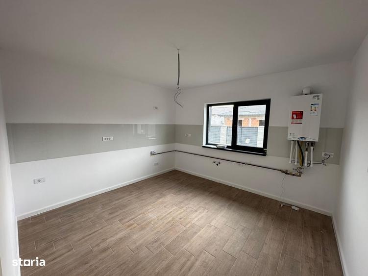 Casă cu 4 camere cu Teren 400 Mp în Clinceni