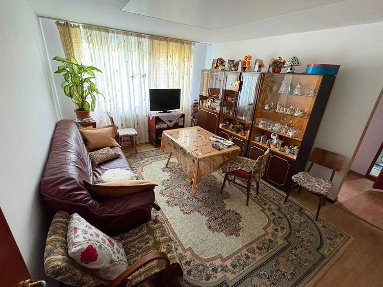 Apartament cu 3 camere semidecomandat în Letea Veche