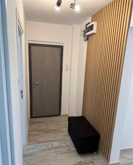 Apartament cu 3 camere decomandat în Tractorul