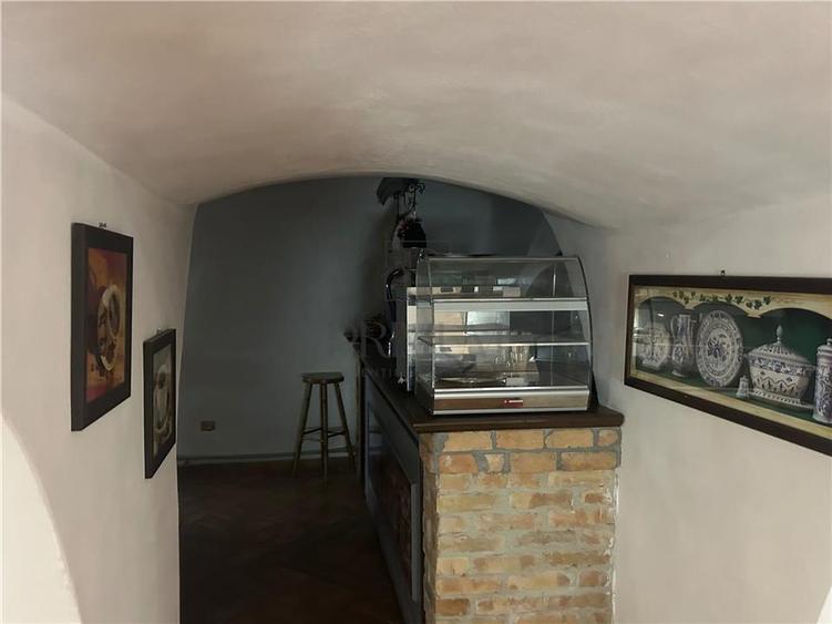 Spațiu comercial, de 380 mp, în P-ța Unirii