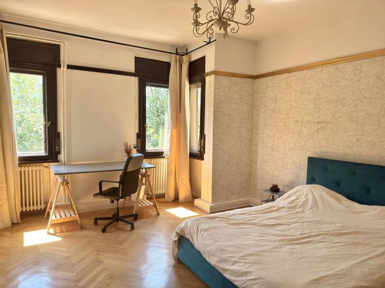 Apartament cu 5 camere decomandat, mobilat în P-ța Universității