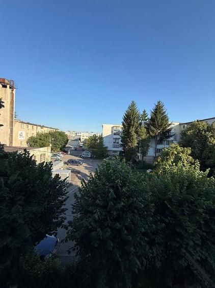Apartament cu 3 camere decomandat în Milcov
