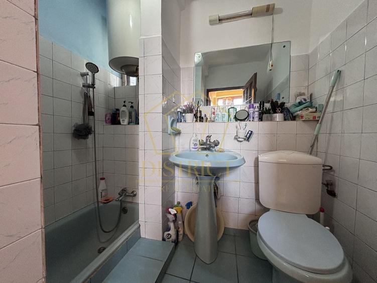 Casă individuală cu 7 camere cu Canalizare în Central