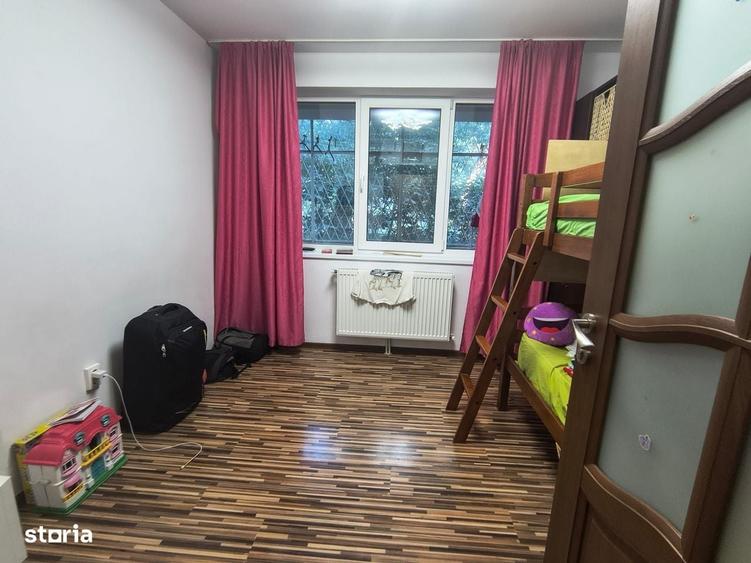 Apartament cu 4 camere semidecomandat în Central