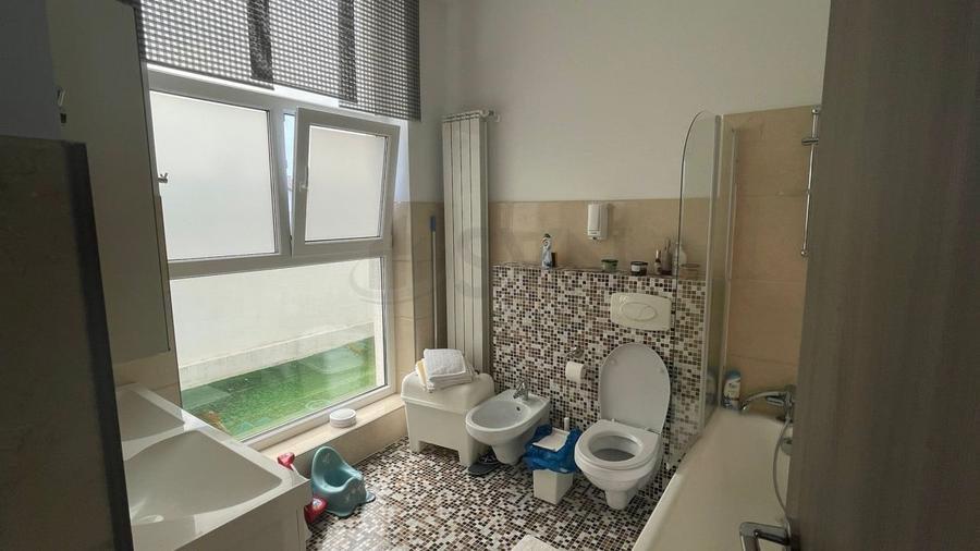 Casă individuală cu 14 camere cu Piscina în Tărtășești
