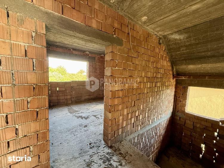 Casă cu 6 camere cu Teren 1900 Mp în Sud