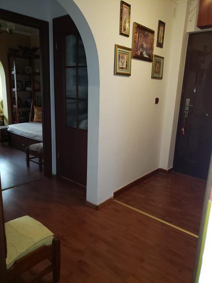 Apartament cu 3 camere decomandat, mobilat în Poarta 6