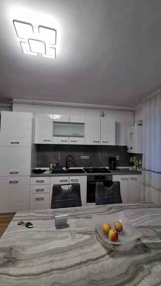 Apartament cu 3 camere decomandat în Florești