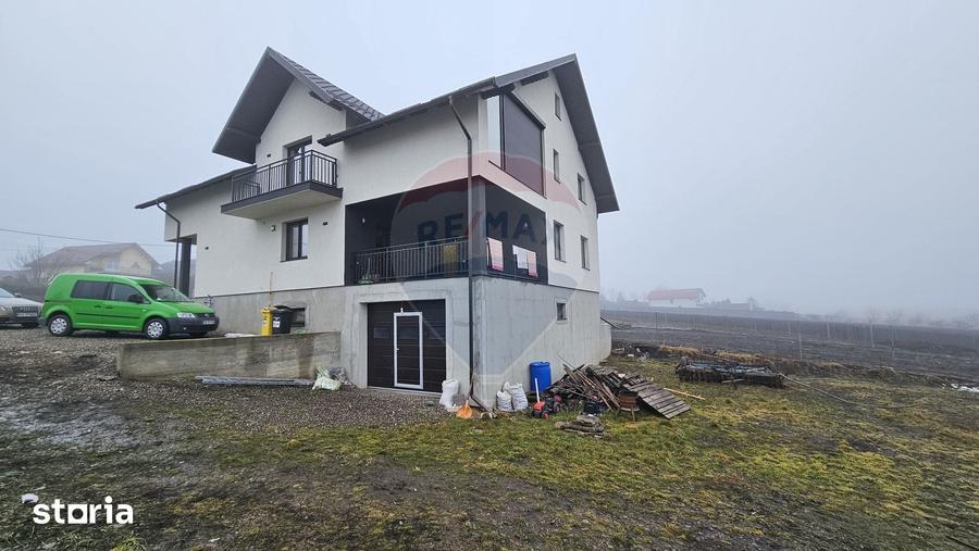 Casă cu 5 camere cu Teren 2500 Mp în Moara