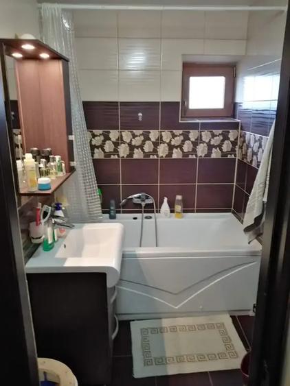 Apartament cu 3 camere semidecomandat în Mogoșoaia