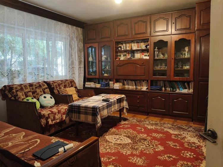 Apartament cu 4 camere decomandat în Buzaului