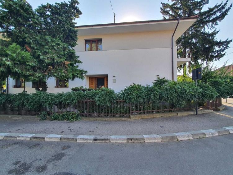 Apartament cu 2 camere nedecomandat, mobilat în 1 Mai