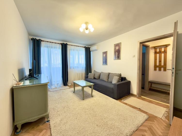 Apartament cu 2 camere semidecomandat, mobilat în P-ța Victoriei