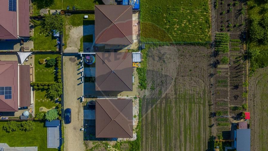 Casă individuală cu 4 camere cu Teren 658 Mp în Stupini