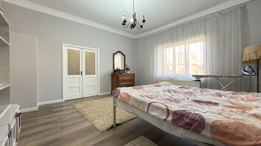 Casă individuală cu 7 camere cu Canalizare în Girocului