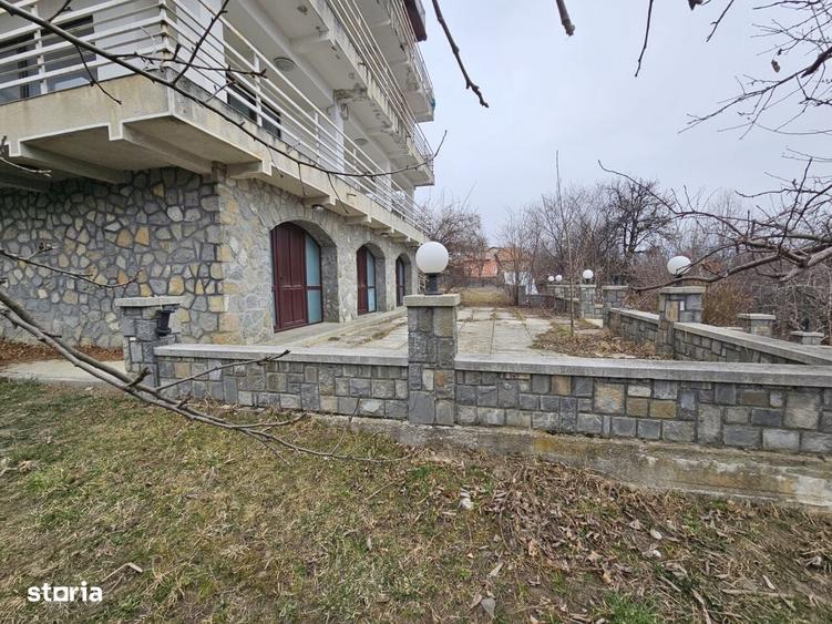 Casă cu 4 camere în Ghioșești
