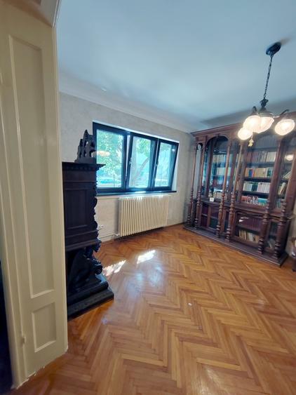 Casă individuală cu 7 camere cu Garaj în Lacul Tei