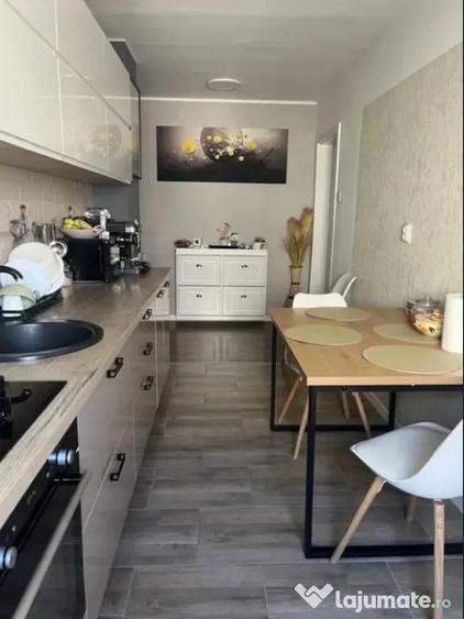 Apartament cu 3 camere decomandat în Astra