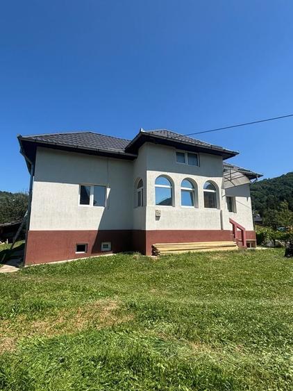 Casă cu 4 camere în Rucăr