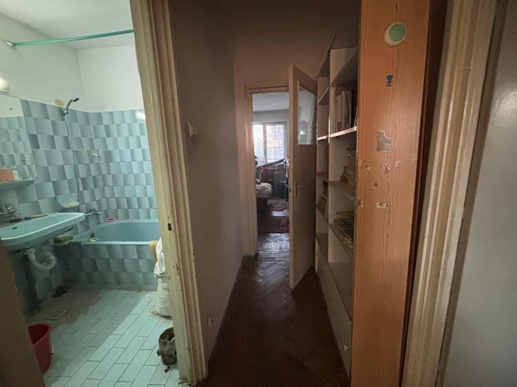 Apartament cu 3 camere semidecomandat în Gara de Nord