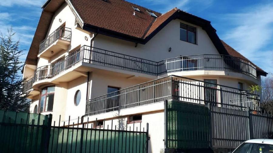 Casă individuală cu 10 camere cu Teren 750 Mp în Cisnădioara