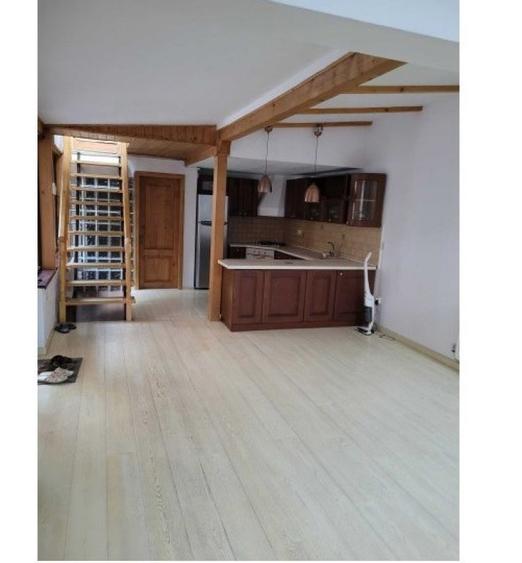 Casă cu 5 camere cu Teren 200 Mp în Splaiul Unirii