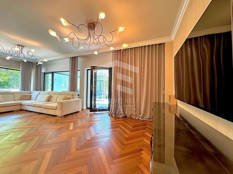 Casă individuală cu 7 camere cu Canalizare în Titan