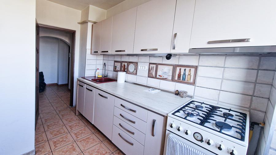 Apartament cu 3 camere decomandat în Alexandriei