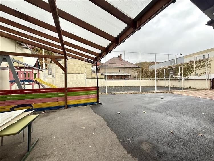 Casă individuală cu 13 camere cu Teren 275 Mp în Carierei