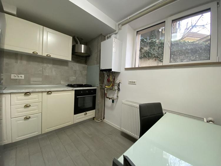 Apartament cu 3 camere semidecomandat în Kiseleff