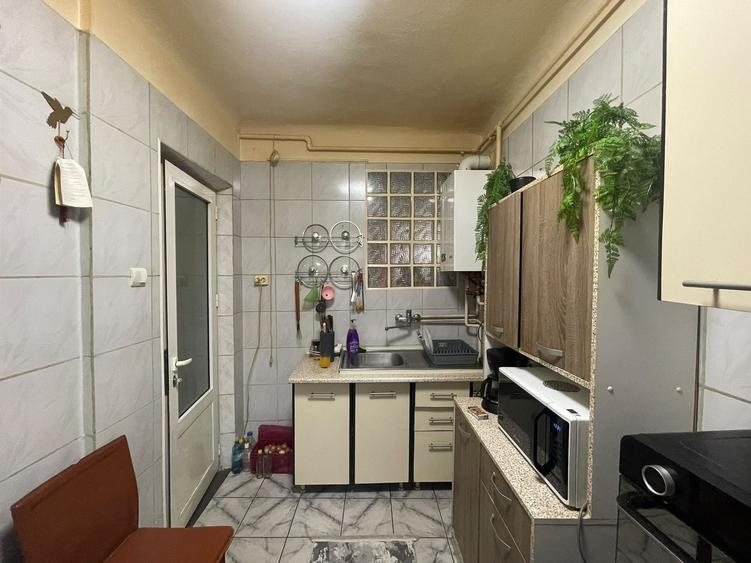 Apartament cu 4 camere semidecomandat, mobilat în Parcul Carol