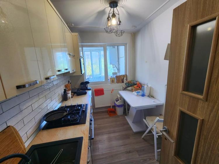 Apartament cu 3 camere decomandat în Podu Roș