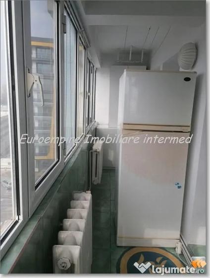 Apartament cu 3 camere decomandat în Far