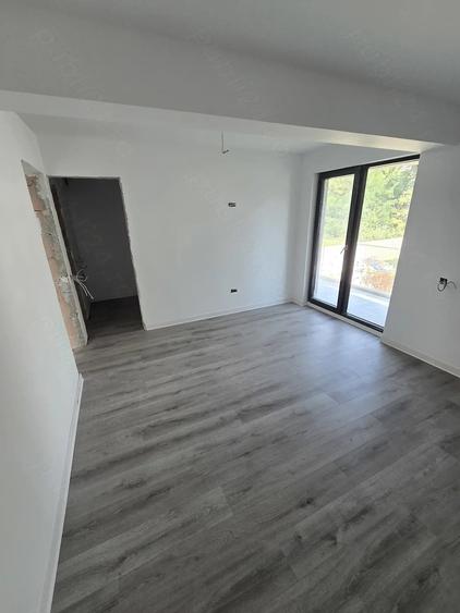 Casă cu 5 camere cu Teren 329 Mp în 1 Decembrie