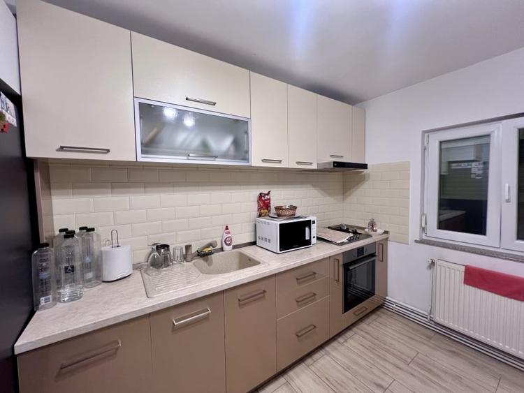 Apartament cu 3 camere decomandat, mobilat în Lipovei