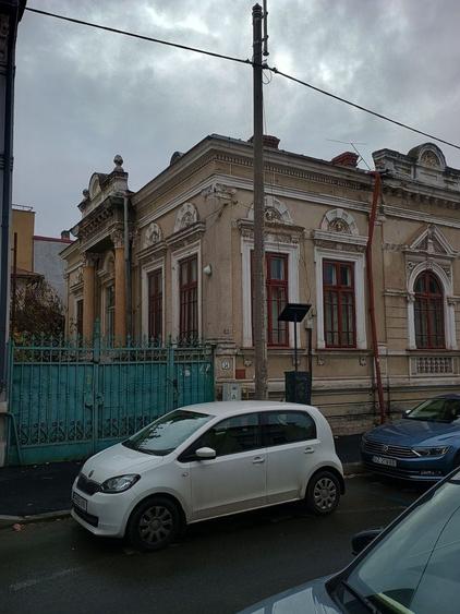 Casă individuală cu 5 camere cu Canalizare în P-ța Victoriei