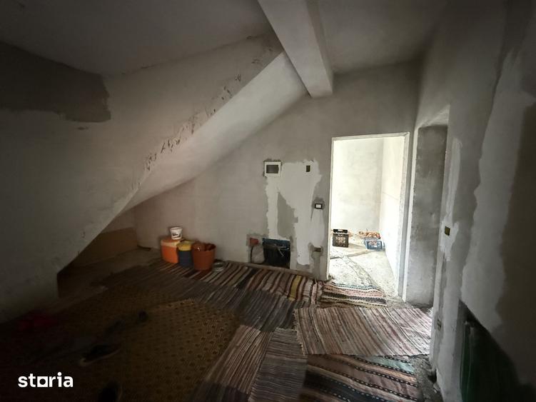 Casă cu 9 camere cu Teren 1200 Mp în Curtești