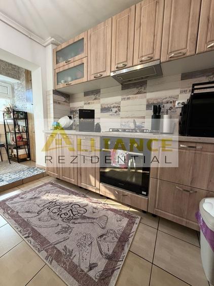 Apartament cu 4 camere decomandat, mobilat în Berceni