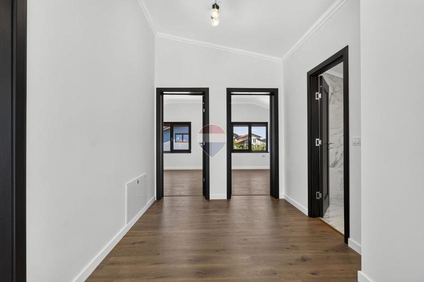 Casă cu 7 camere cu Teren 437 Mp în Livada