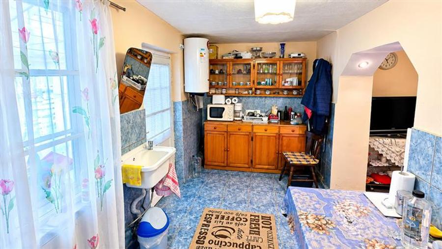 Casă individuală cu 2 camere cu Canalizare în Vest
