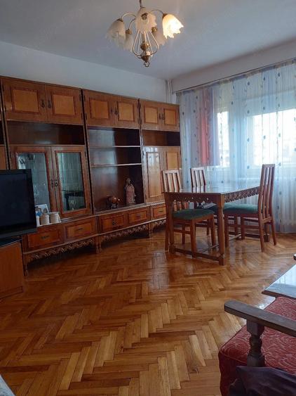Apartament cu 3 camere decomandat în Libertății
