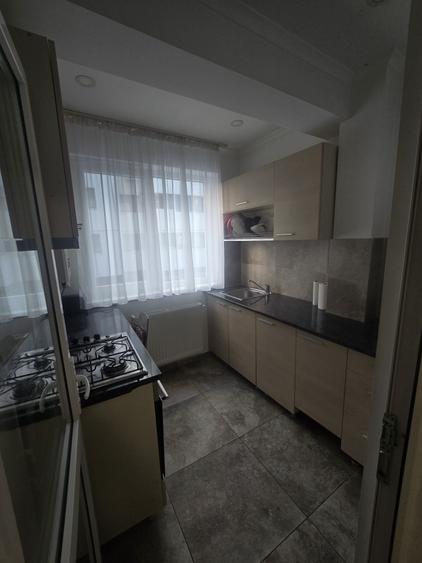 Garsonieră decomandată în Roșu