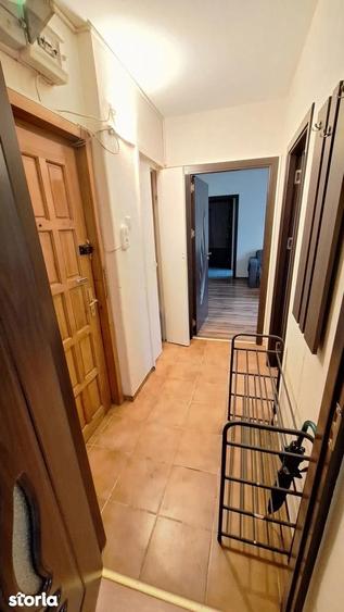 Apartament cu 3 camere semidecomandat în Calea București