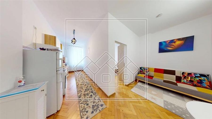 Apartament cu 3 camere semidecomandat în Central