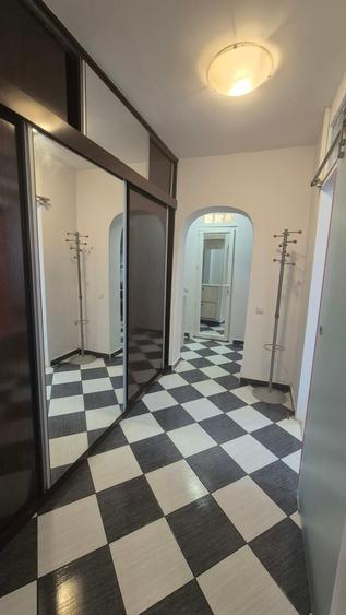 Apartament cu 3 camere semidecomandat în Obor