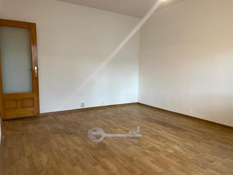 Apartament cu 3 camere decomandat în Nicolina