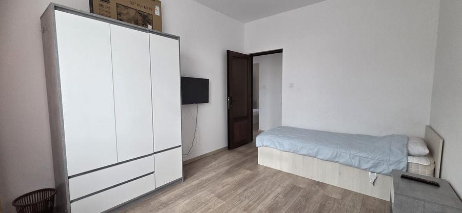 Casă individuală cu 6 camere cu Canalizare în Est