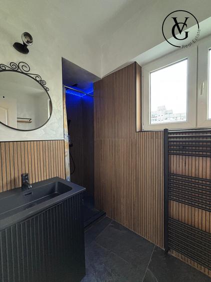 Apartament cu 4 camere semidecomandat, mobilat în P-ța Universității