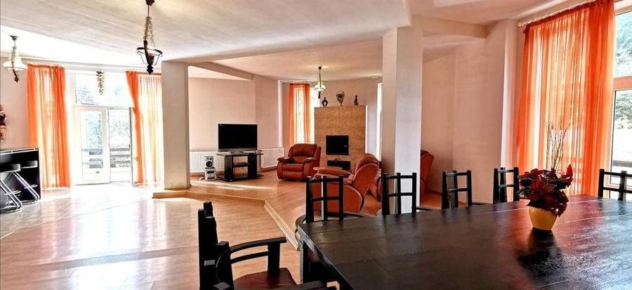 Casă individuală cu 8 camere cu Canalizare în Central